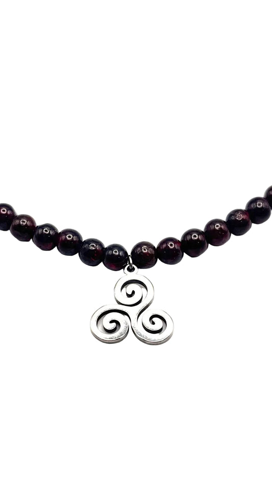 Collar Gargantilla Granate con Trisquel | Fuerza y Protección