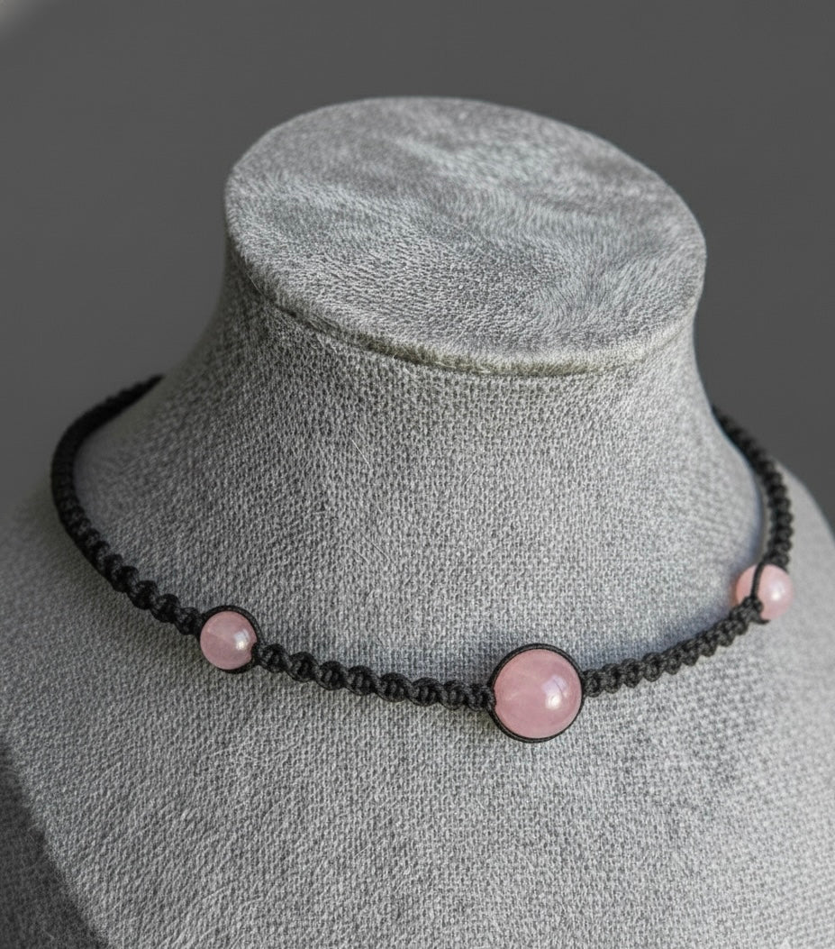 Gargantilla Artesanal Ajustable – Elegancia y Estilo