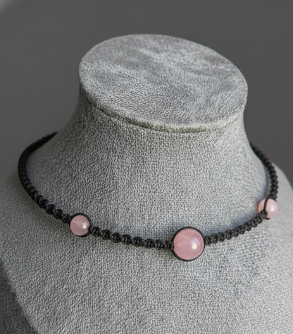 Gargantilla Artesanal Ajustable – Elegancia y Estilo
