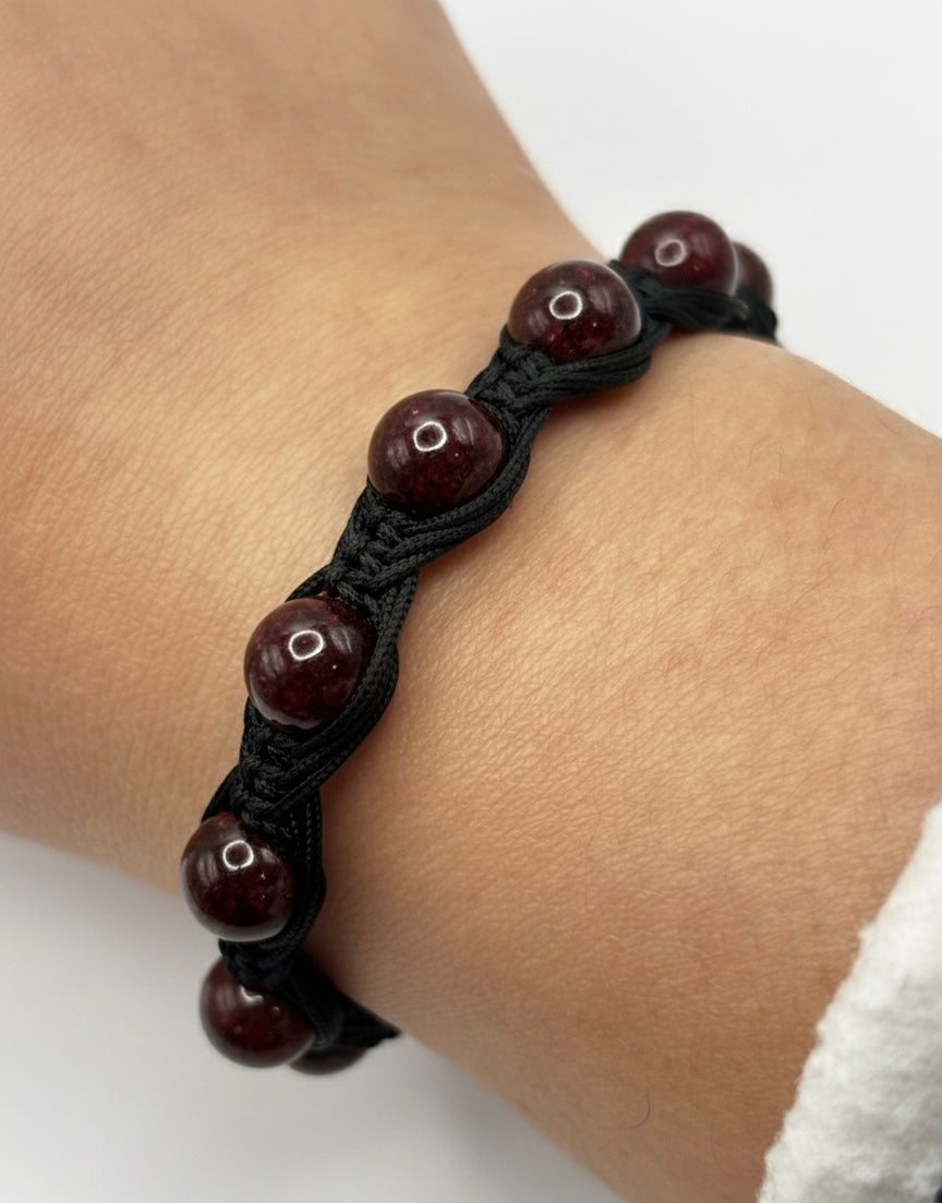 Pulsera de Granate Natural con Tejido Trenzado Macramé – Fuerza y Estilo Artesanal