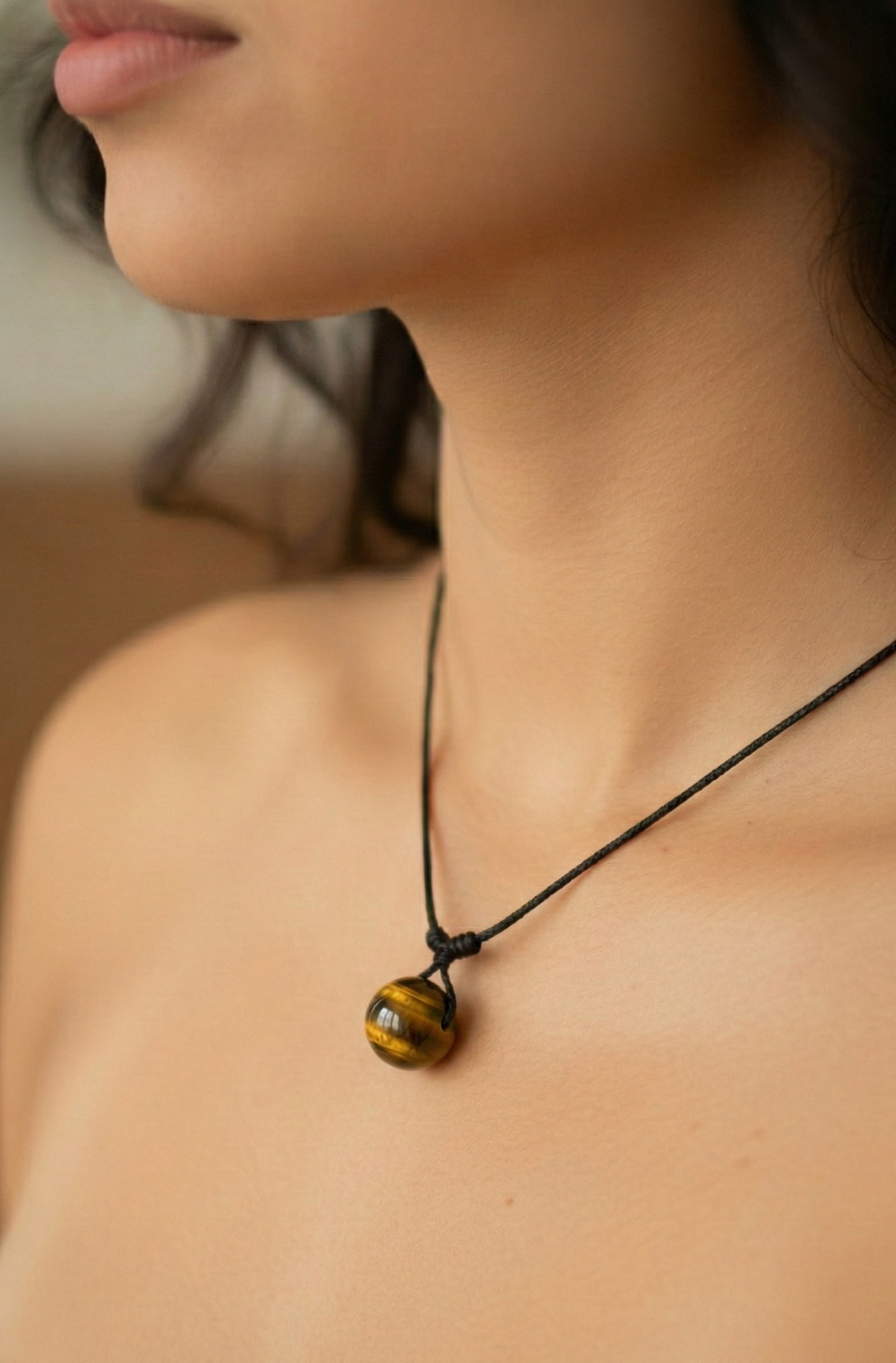 Colgante de Protección Minimalista – Seguridad y Confianza