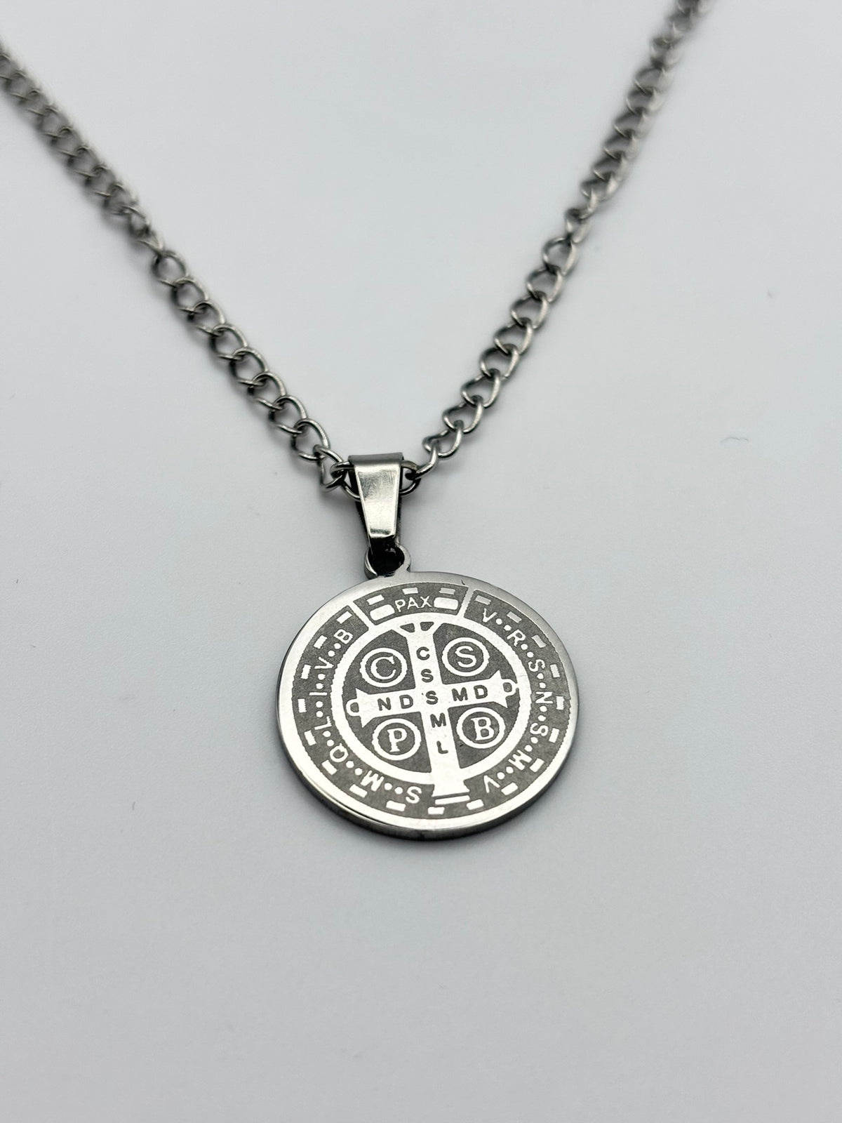 Medalla de San Benito en Acero Inoxidable – Protección y Guía Espiritual