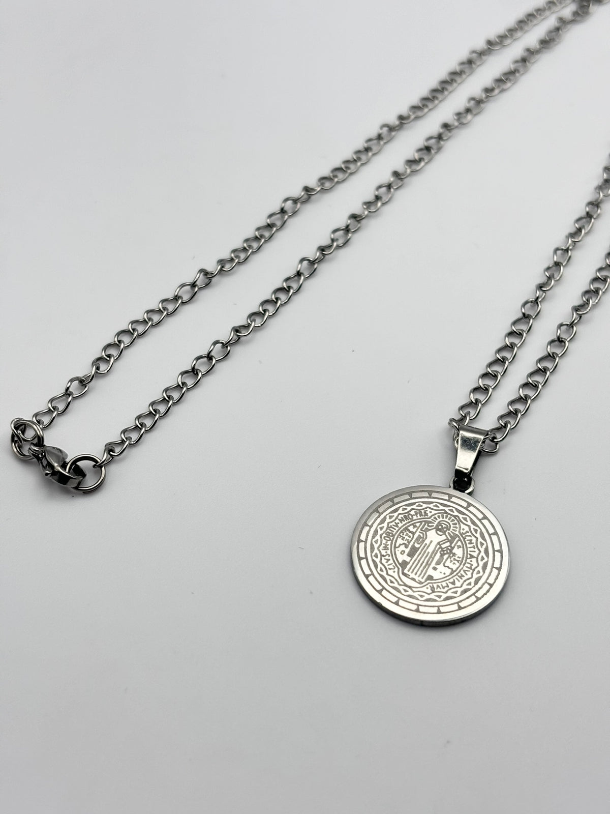 Medalla de San Benito en Acero Inoxidable – Protección y Guía Espiritual
