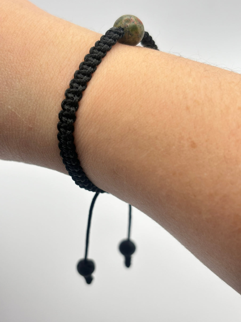 Pulsera Minimalista de Piedra Natural 8 mm – Estilo y Energía