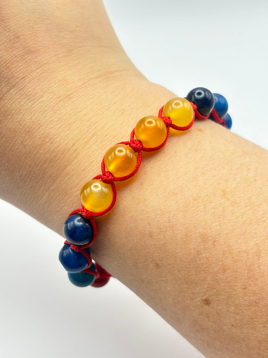 Pulsera Tricolor de Ágata Amarilla, Ágata Azul y Coral Rojo – Energía y Equilibrio