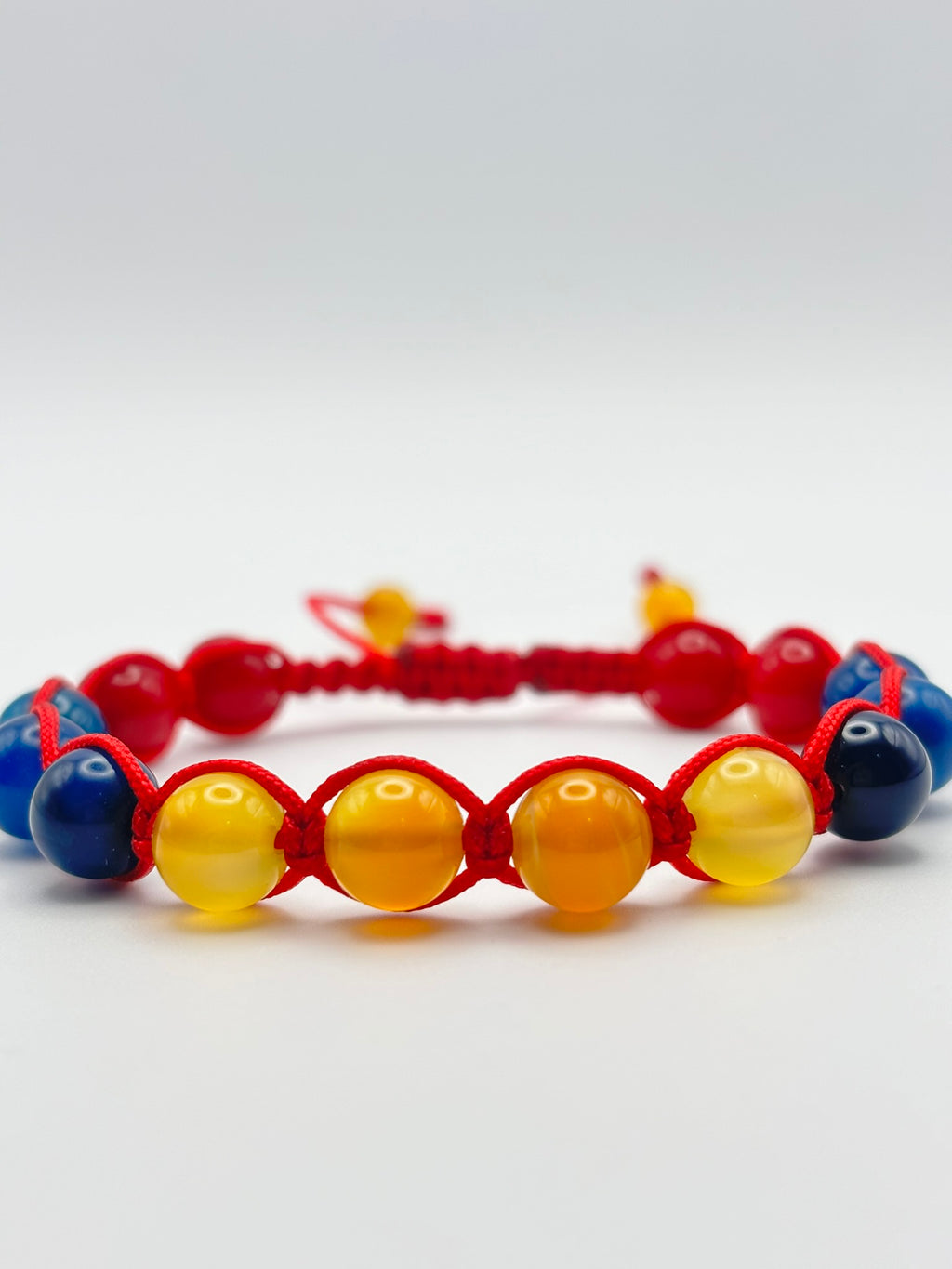 Pulsera Tricolor de Ágata Amarilla, Ágata Azul y Coral Rojo – Energía y Equilibrio