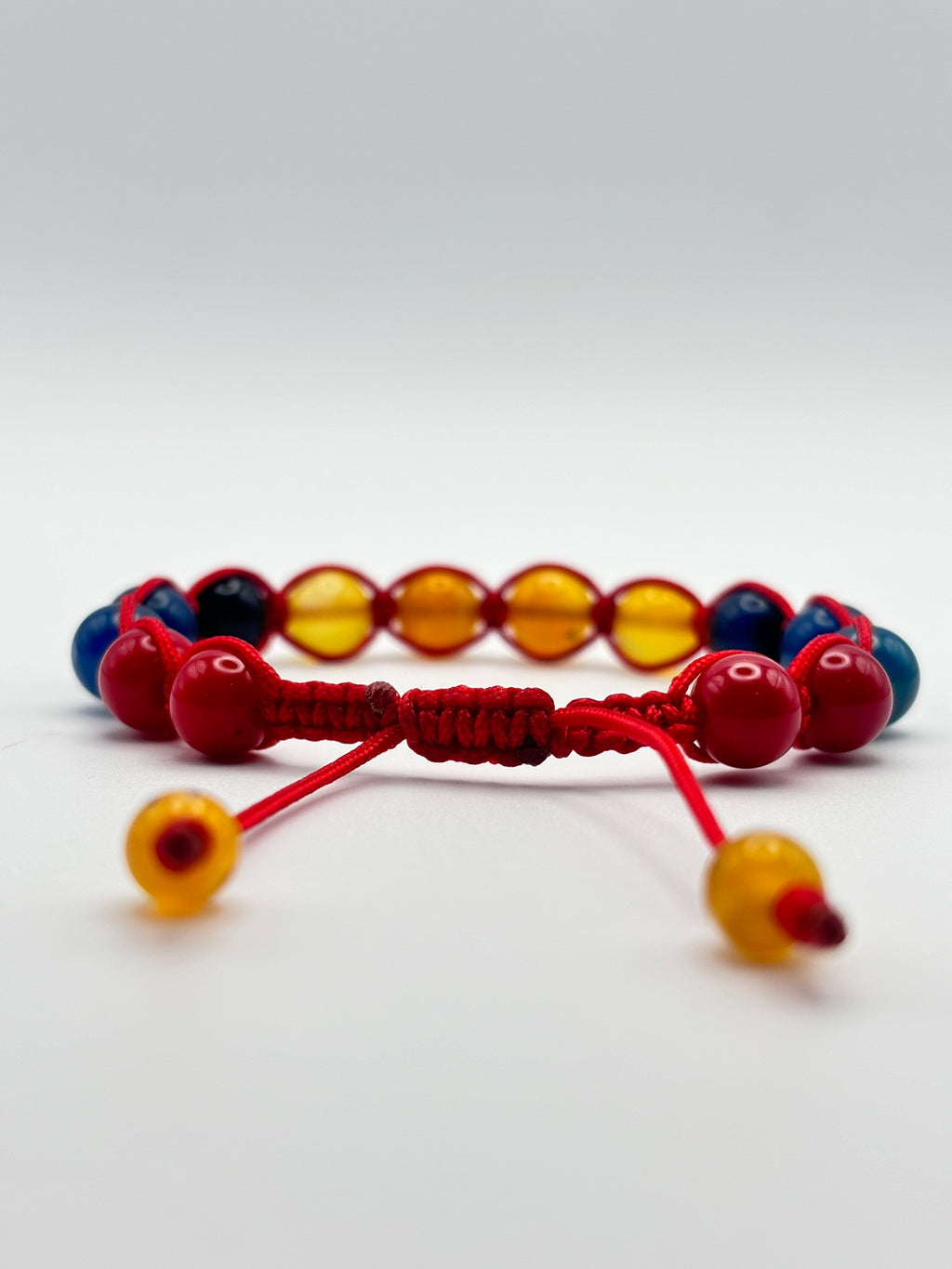 Pulsera Tricolor de Ágata Amarilla, Ágata Azul y Coral Rojo – Energía y Equilibrio