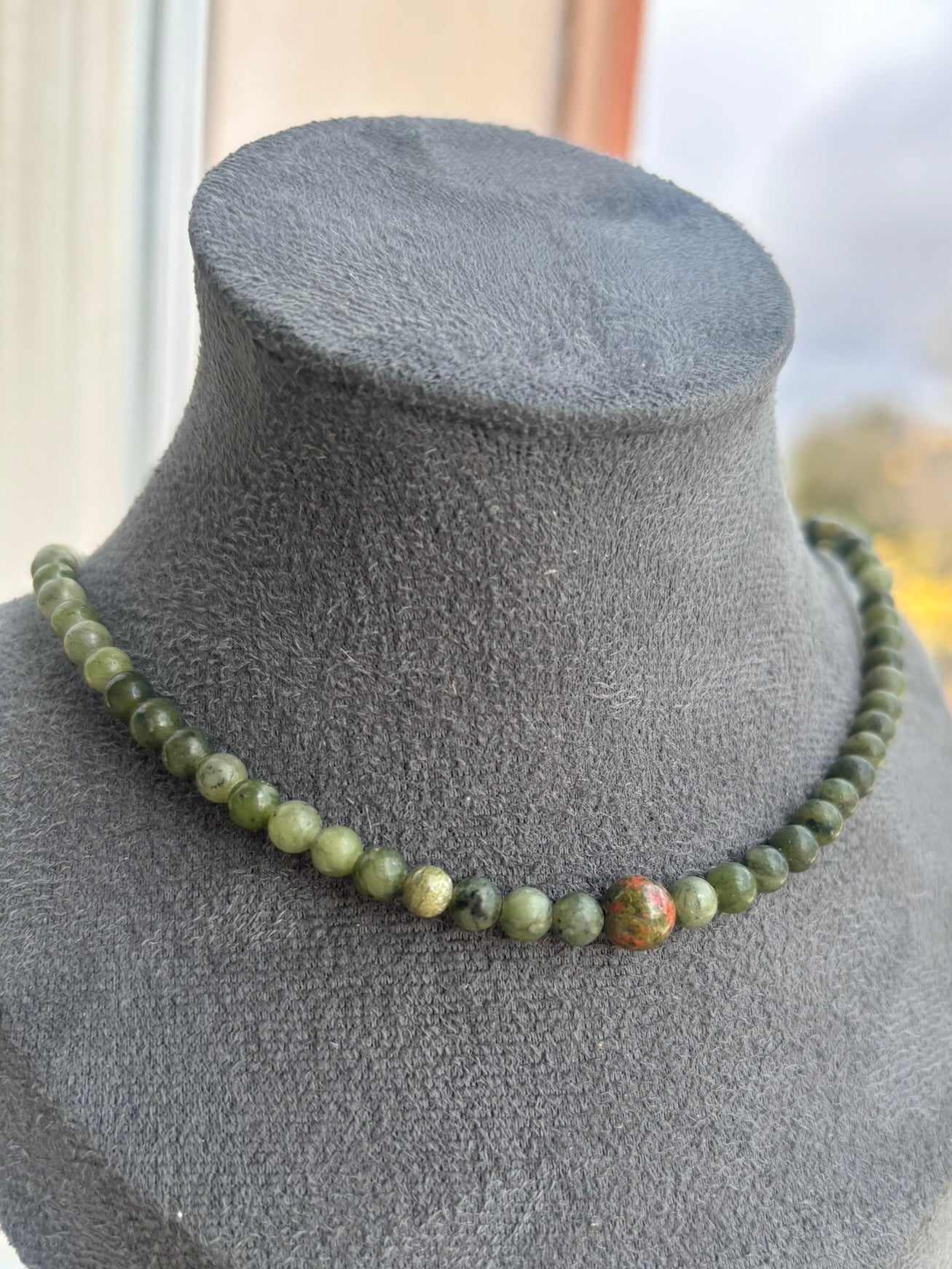 Gargantilla de Jade Verde con Unakita – Armonía, Equilibrio y Energía Renovada