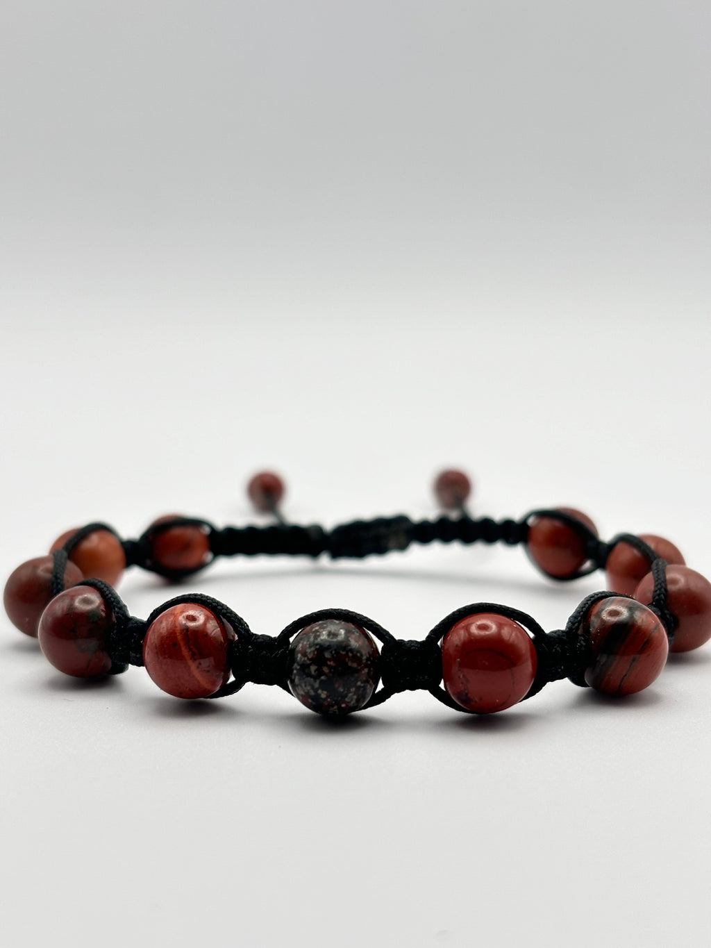 Pulsera de Jaspe Rojo con Tejido Macramé – Fuerza, Estabilidad y Energía Vital