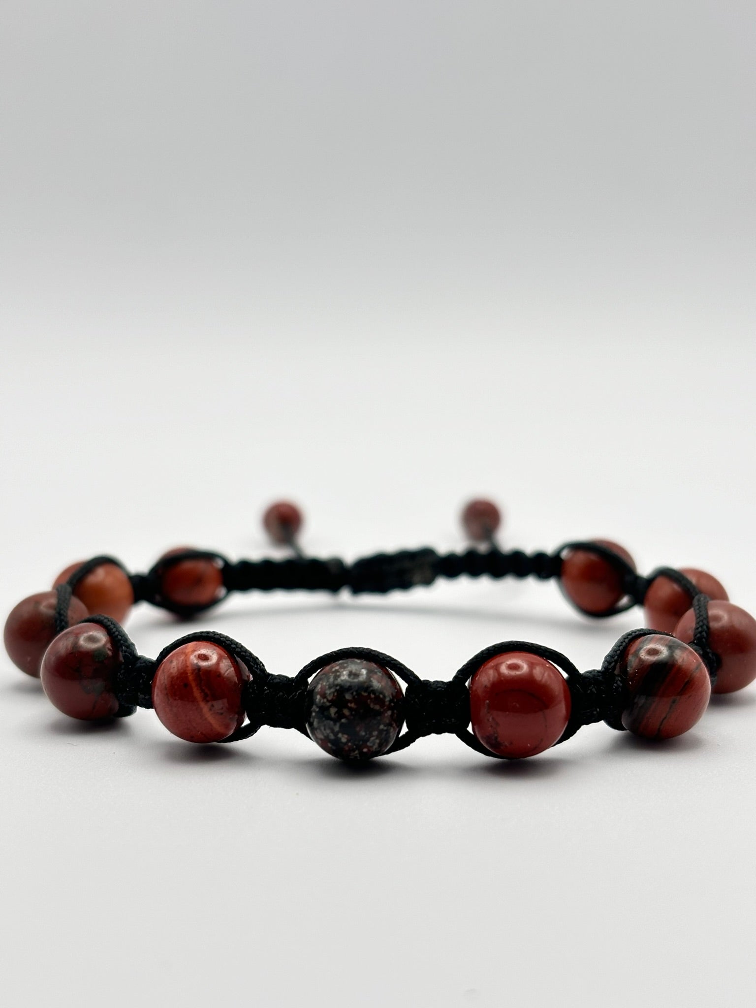 Pulsera de Jaspe Rojo con Tejido Macramé – Fuerza, Estabilidad y Energía Vital
