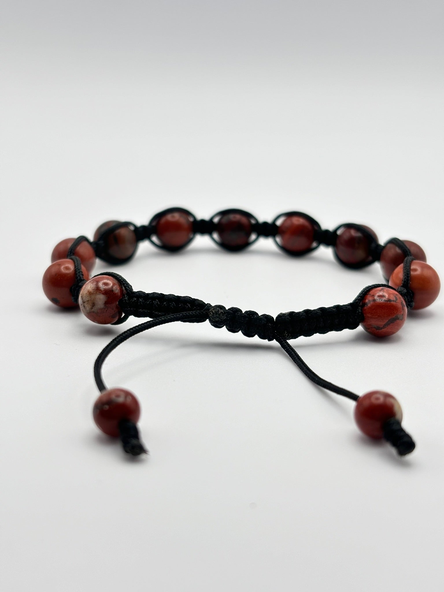 Pulsera de Jaspe Rojo con Tejido Macramé – Fuerza, Estabilidad y Energía Vital