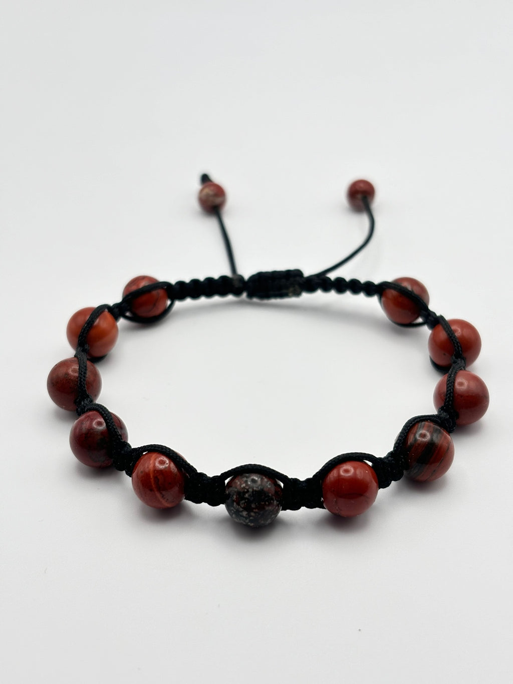 Pulsera de Jaspe Rojo con Tejido Macramé – Fuerza, Estabilidad y Energía Vital