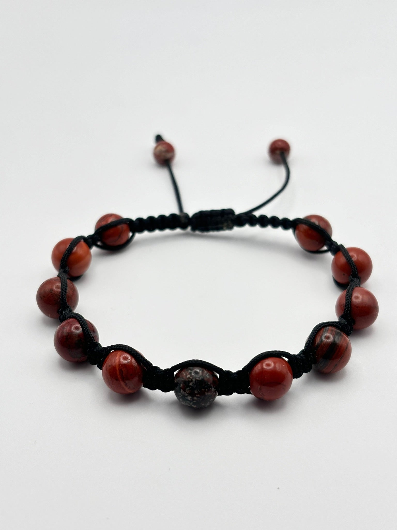 Pulsera de Jaspe Rojo con Tejido Macramé – Fuerza, Estabilidad y Energía Vital