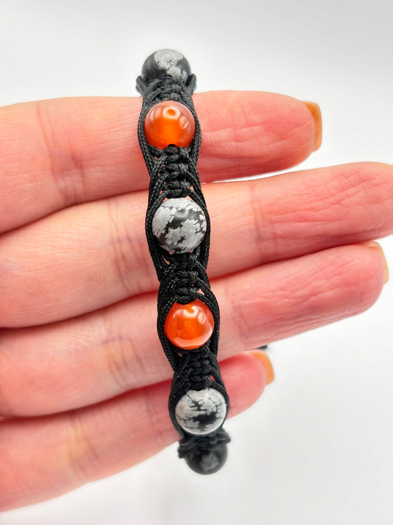 Pulsera de Obsidiana Copo de Nieve y Cornalina – Protección, Equilibrio y Vitalidad