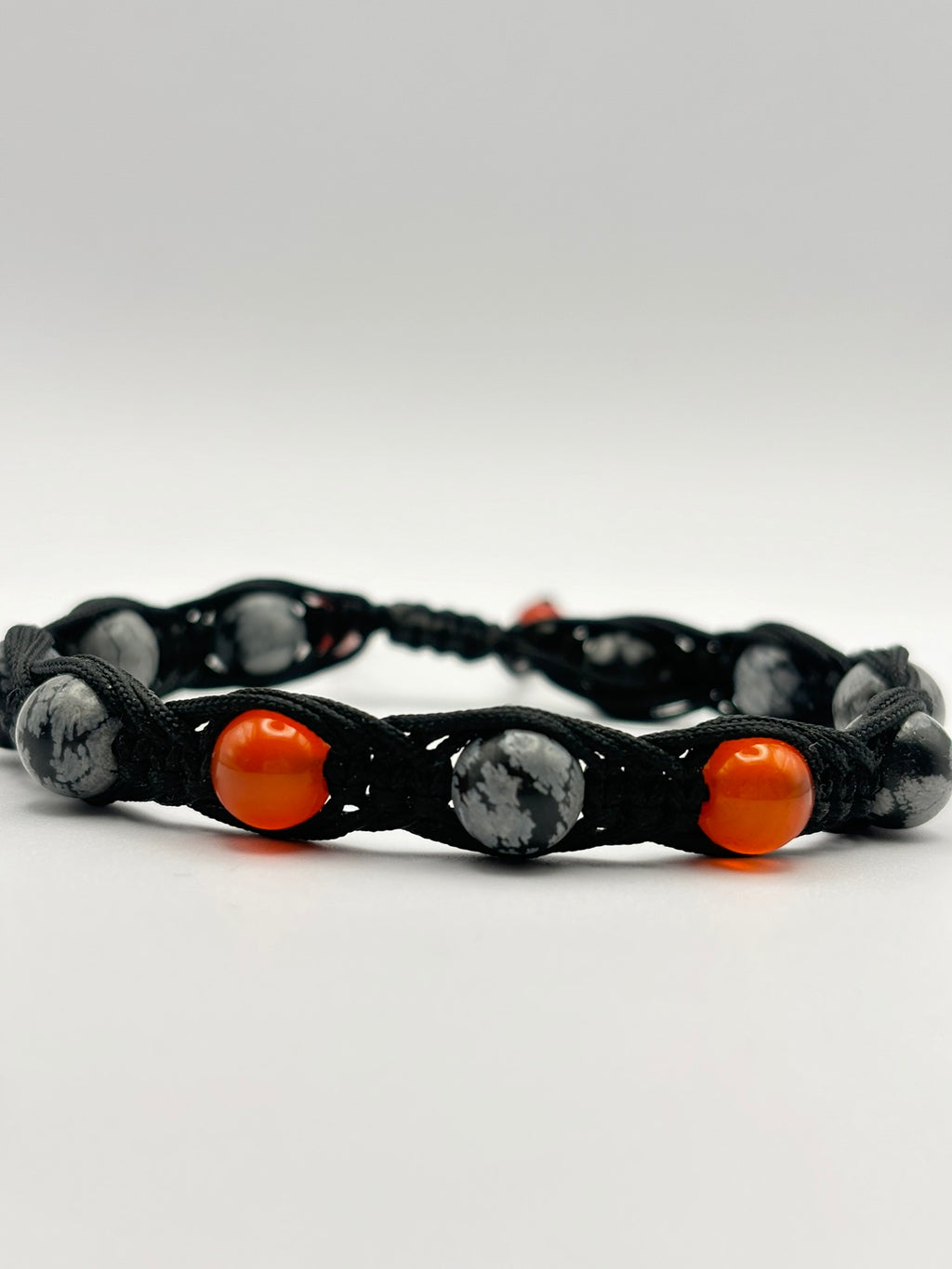 Pulsera de Obsidiana Copo de Nieve y Cornalina – Protección, Equilibrio y Vitalidad
