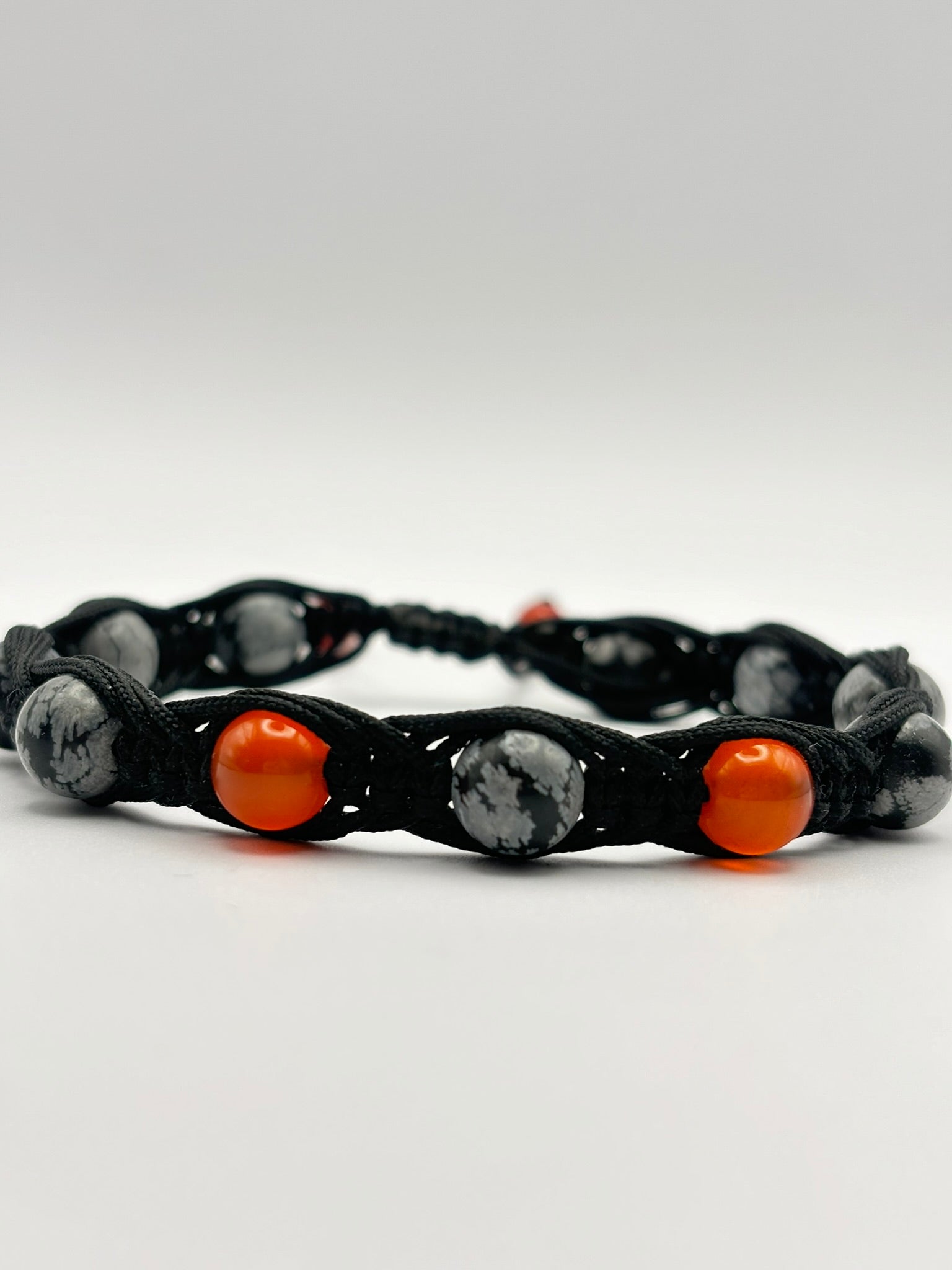 Pulsera de Obsidiana Copo de Nieve y Cornalina – Protección, Equilibrio y Vitalidad