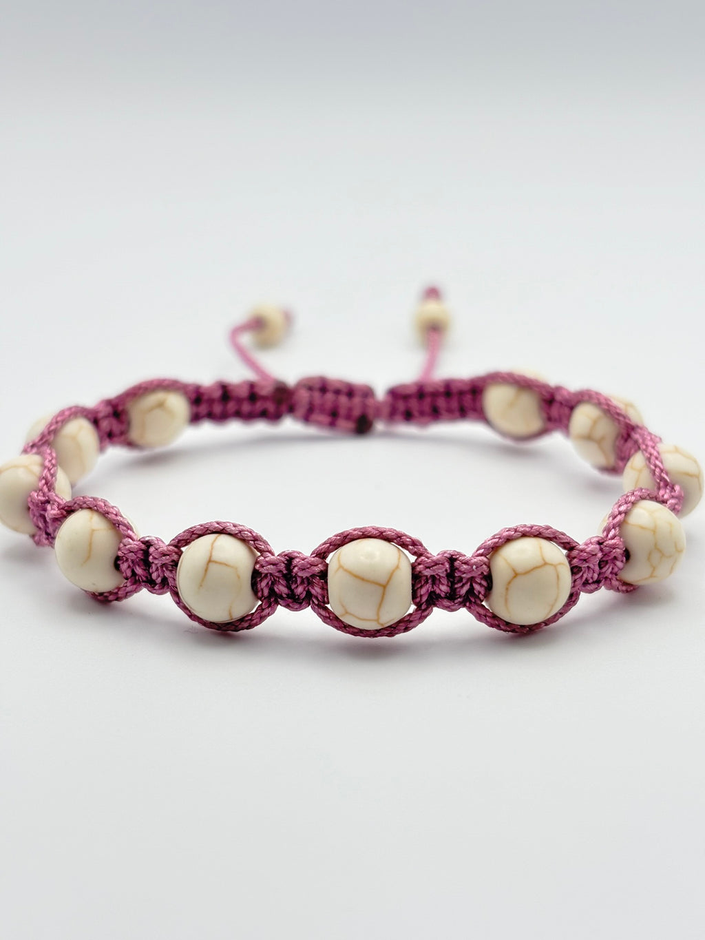 Pulsera Artesanal de Howlita – Calma, Equilibrio y Protección Emocional