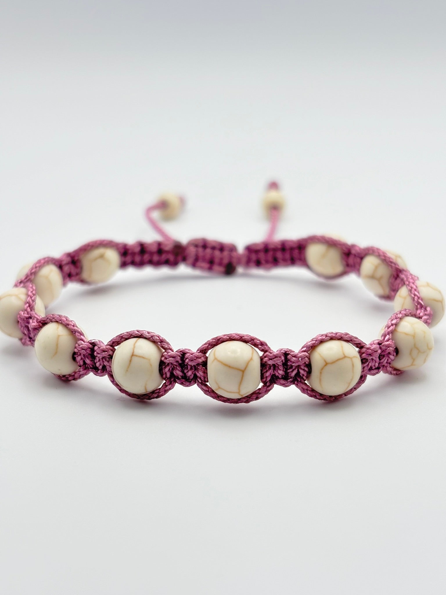 Pulsera Artesanal de Howlita – Calma, Equilibrio y Protección Emocional