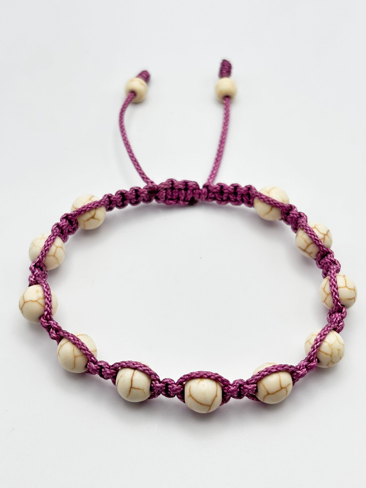 Pulsera Artesanal de Howlita – Calma, Equilibrio y Protección Emocional