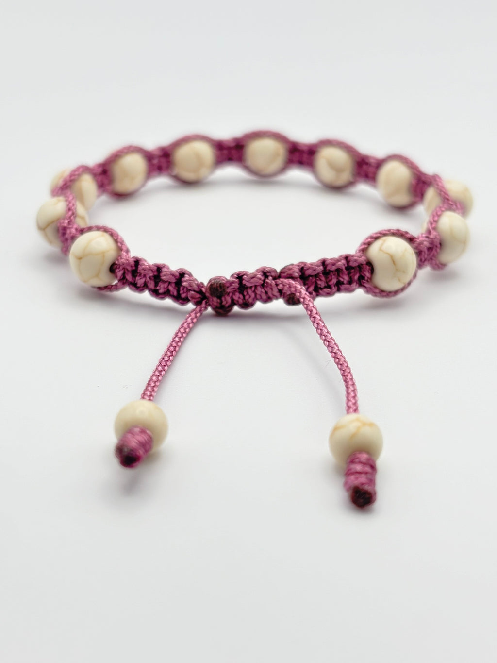 Pulsera Artesanal de Howlita – Calma, Equilibrio y Protección Emocional