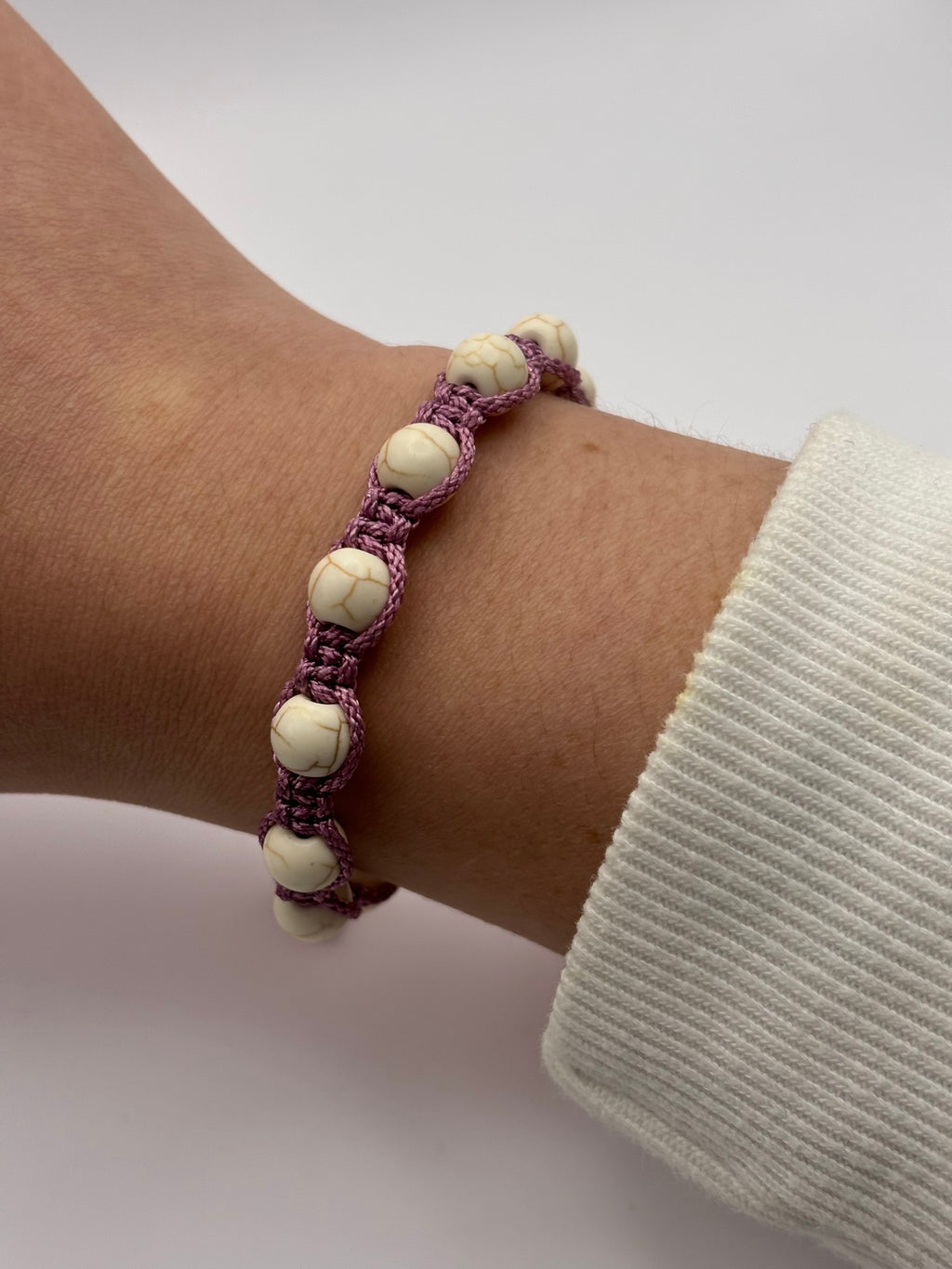 Pulsera Artesanal de Howlita – Calma, Equilibrio y Protección Emocional