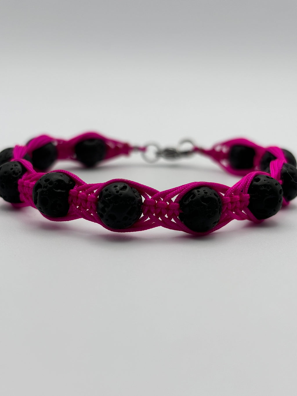 Pulsera Artesanal de Piedra Volcánica – Protección y Energía Positiva