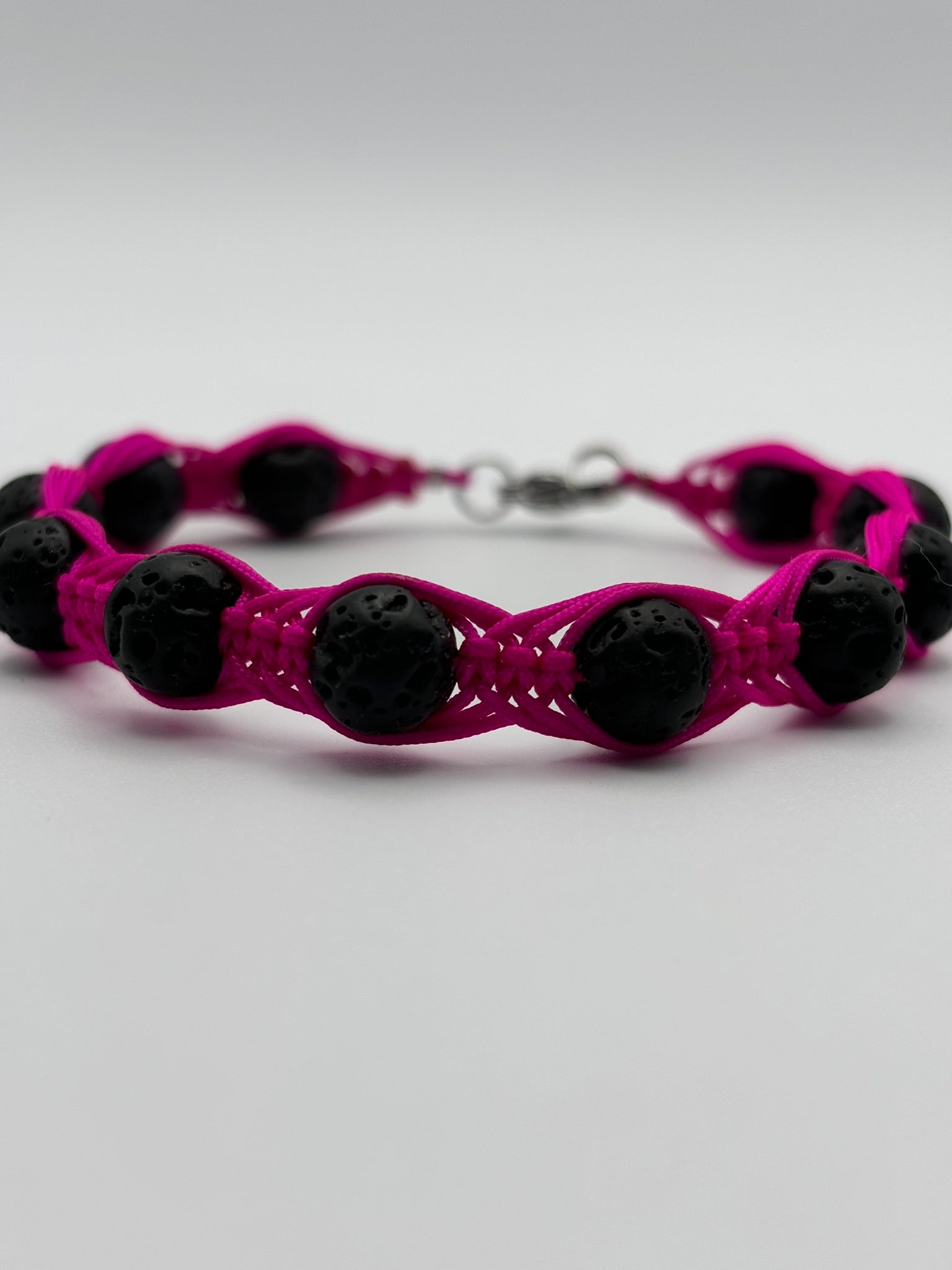 Pulsera Artesanal de Piedra Volcánica – Protección y Energía Positiva