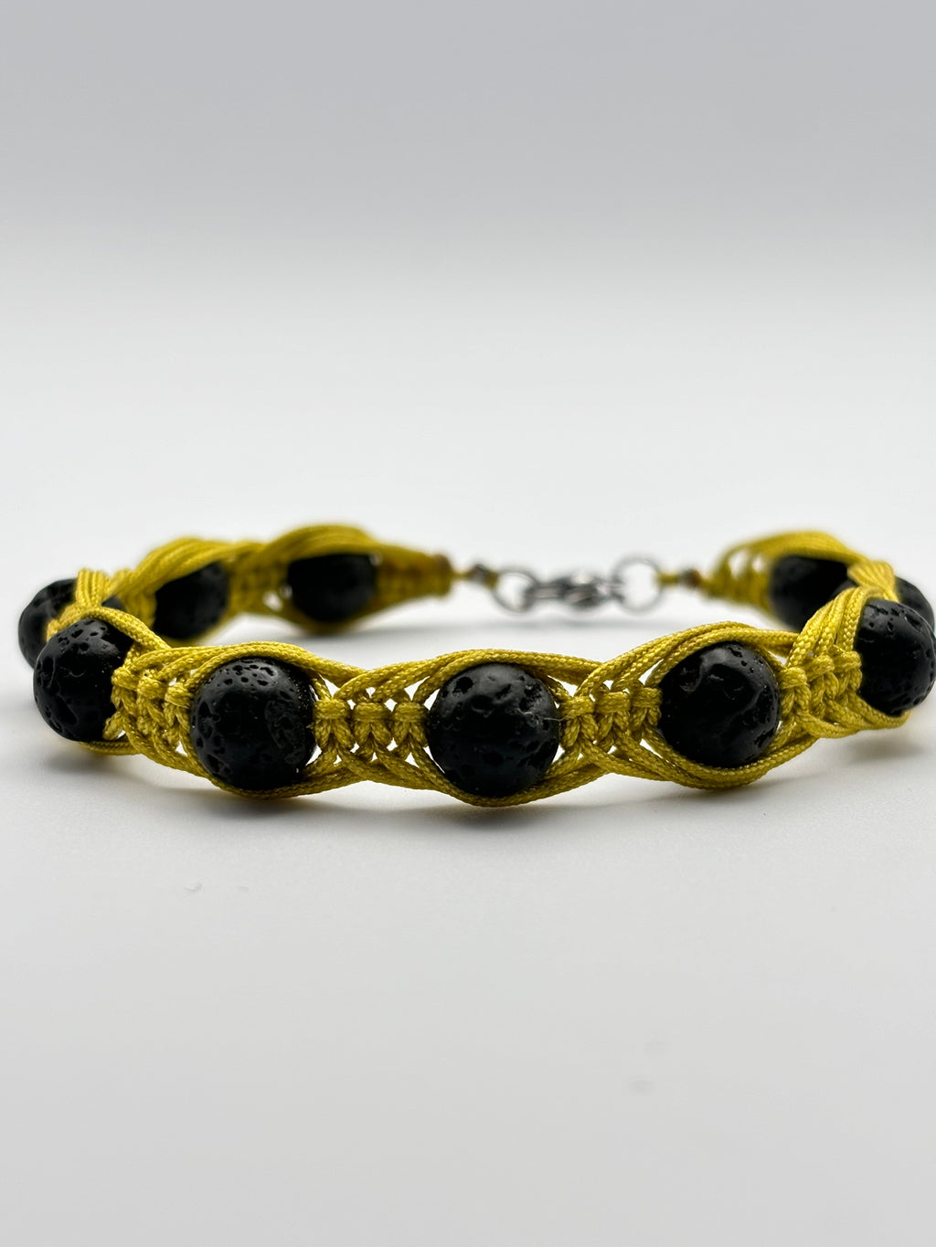 Pulsera Artesanal de Piedra Volcánica – Protección y Energía Positiva