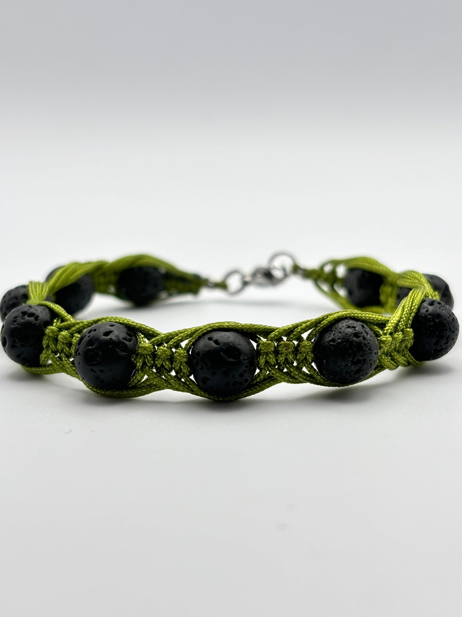 Pulsera Artesanal de Piedra Volcánica – Protección y Energía Positiva