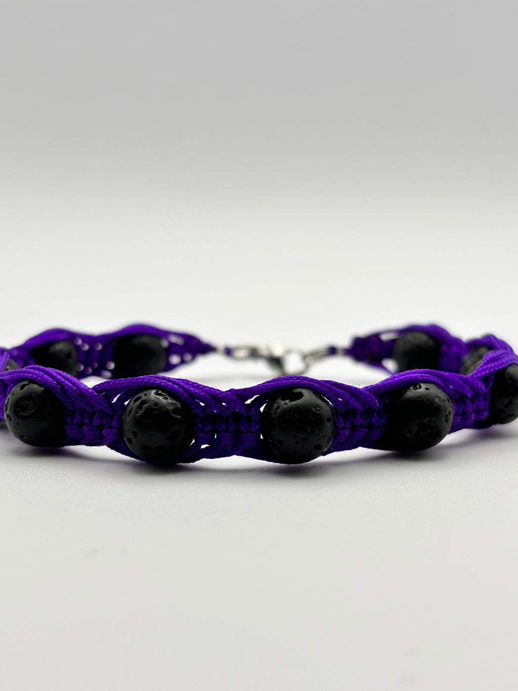 Pulsera Artesanal de Piedra Volcánica – Protección y Energía Positiva