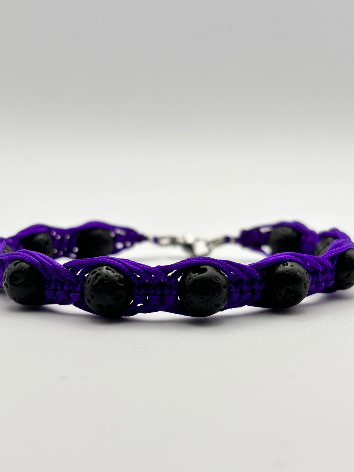Pulsera Artesanal de Piedra Volcánica – Protección y Energía Positiva