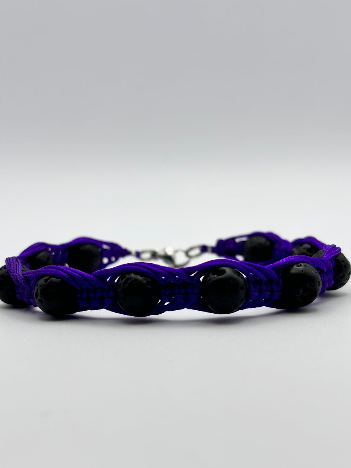 Pulsera Artesanal de Piedra Volcánica – Protección y Energía Positiva