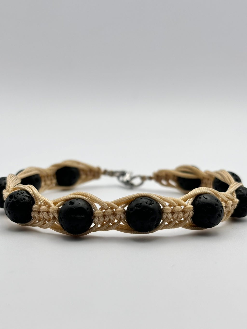 Pulsera Artesanal de Piedra Volcánica – Protección y Energía Positiva