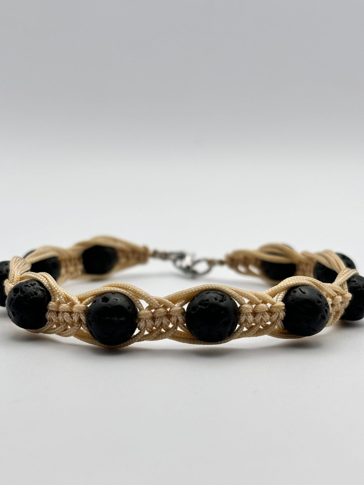 Pulsera Artesanal de Piedra Volcánica – Protección y Energía Positiva
