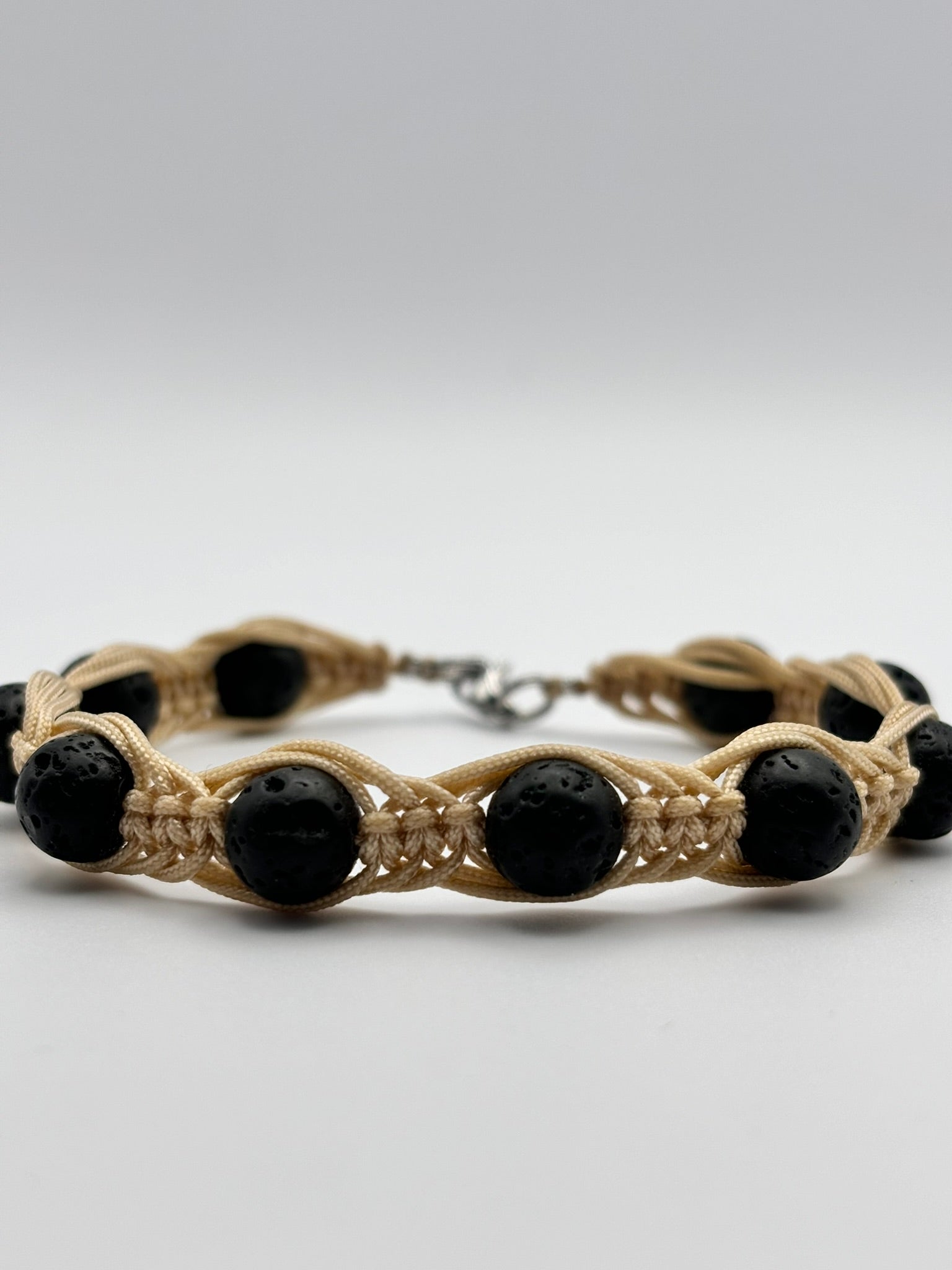 Pulsera Artesanal de Piedra Volcánica – Protección y Energía Positiva