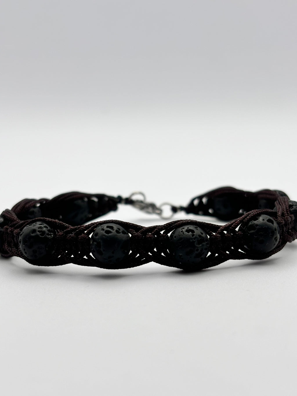 Pulsera Artesanal de Piedra Volcánica – Protección y Energía Positiva