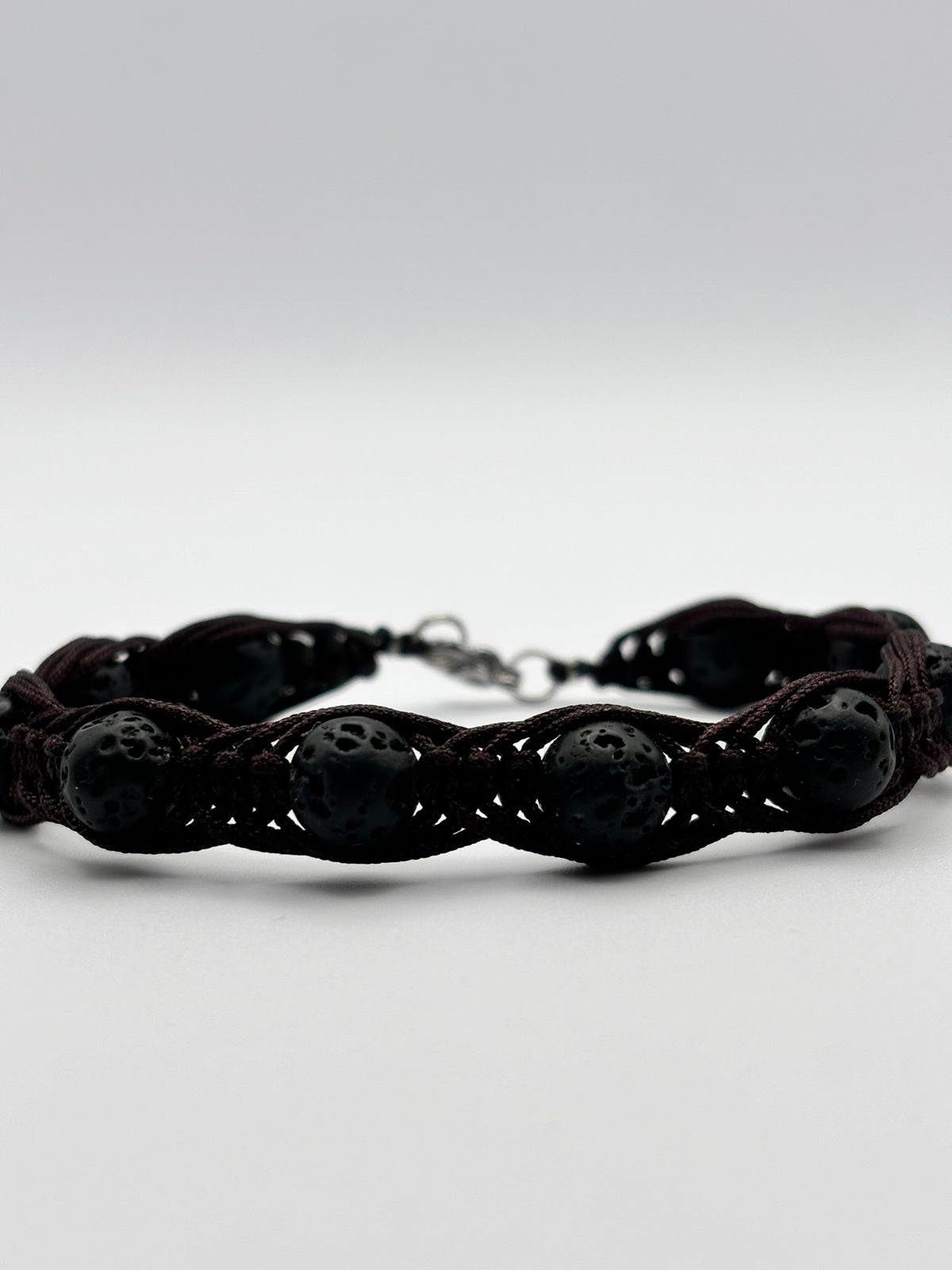 Pulsera Artesanal de Piedra Volcánica – Protección y Energía Positiva