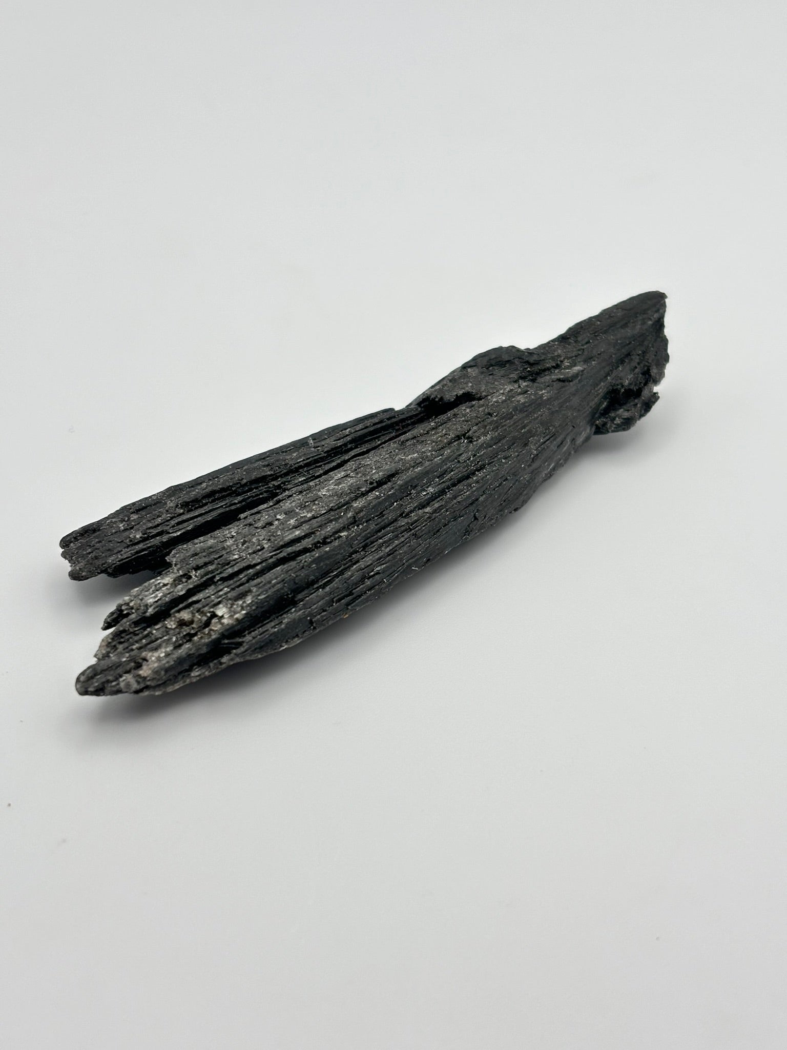 Cianita Negra en bruto– Escoba de Bruja