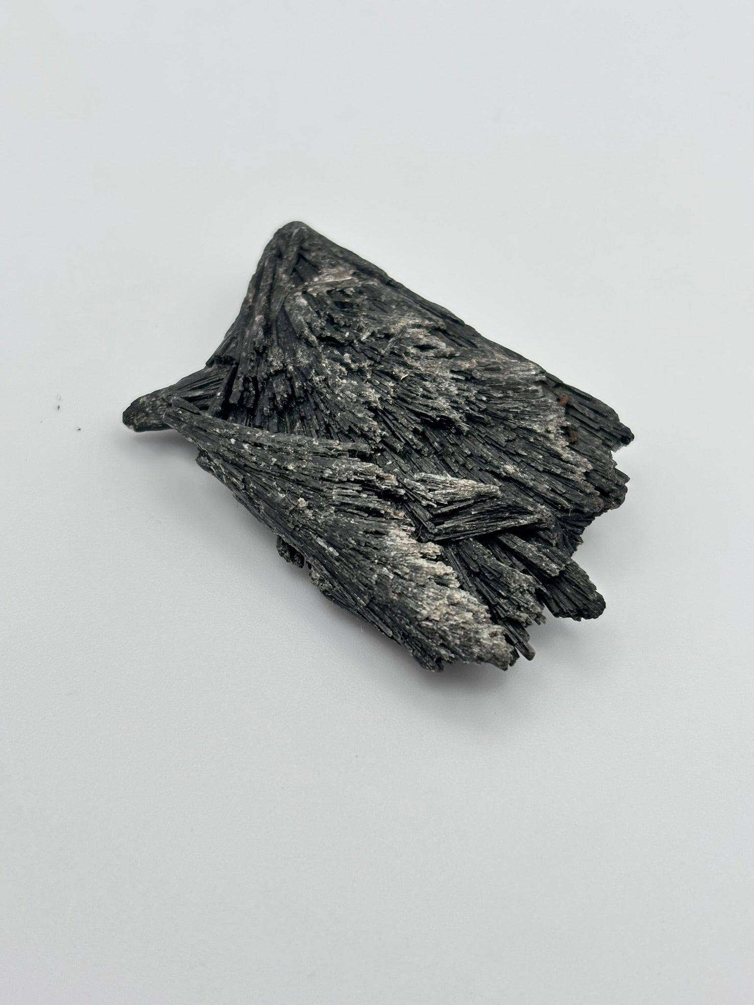 Cianita Negra en bruto– Escoba de Bruja