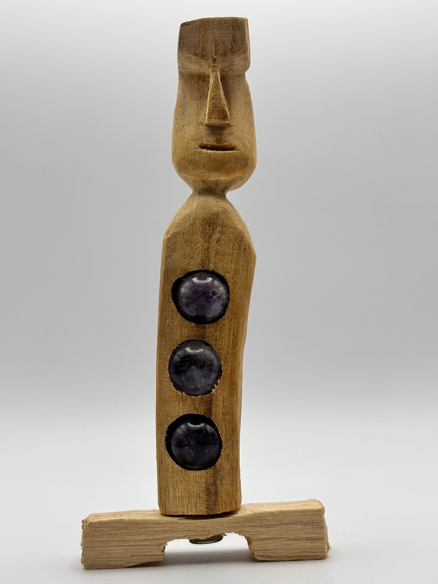 Moai de Palo Santo con Amatista – Protección, Sabiduría y Elevación Energética