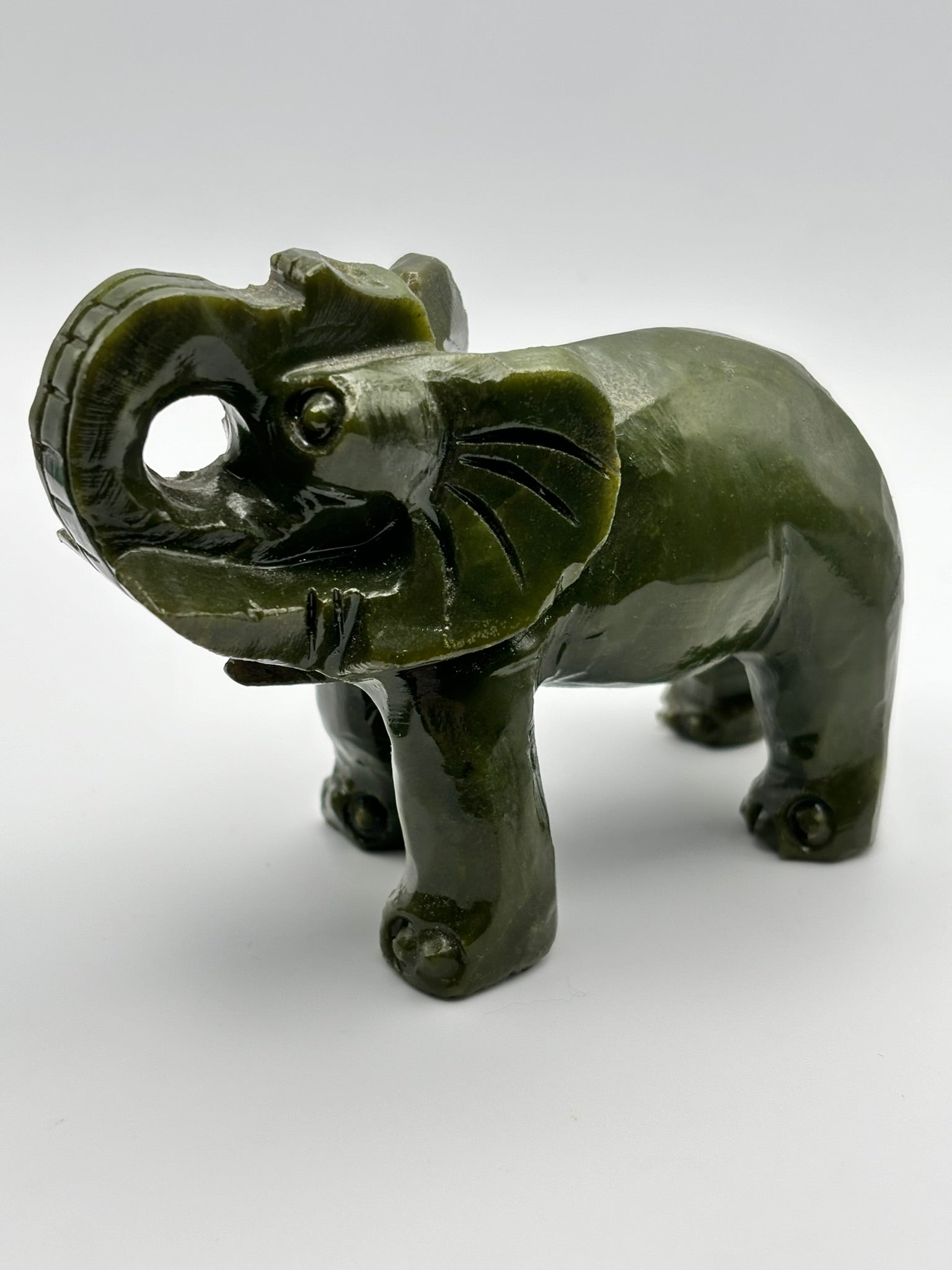 Elefante de Jade – Prosperidad, Protección y Buena Fortuna