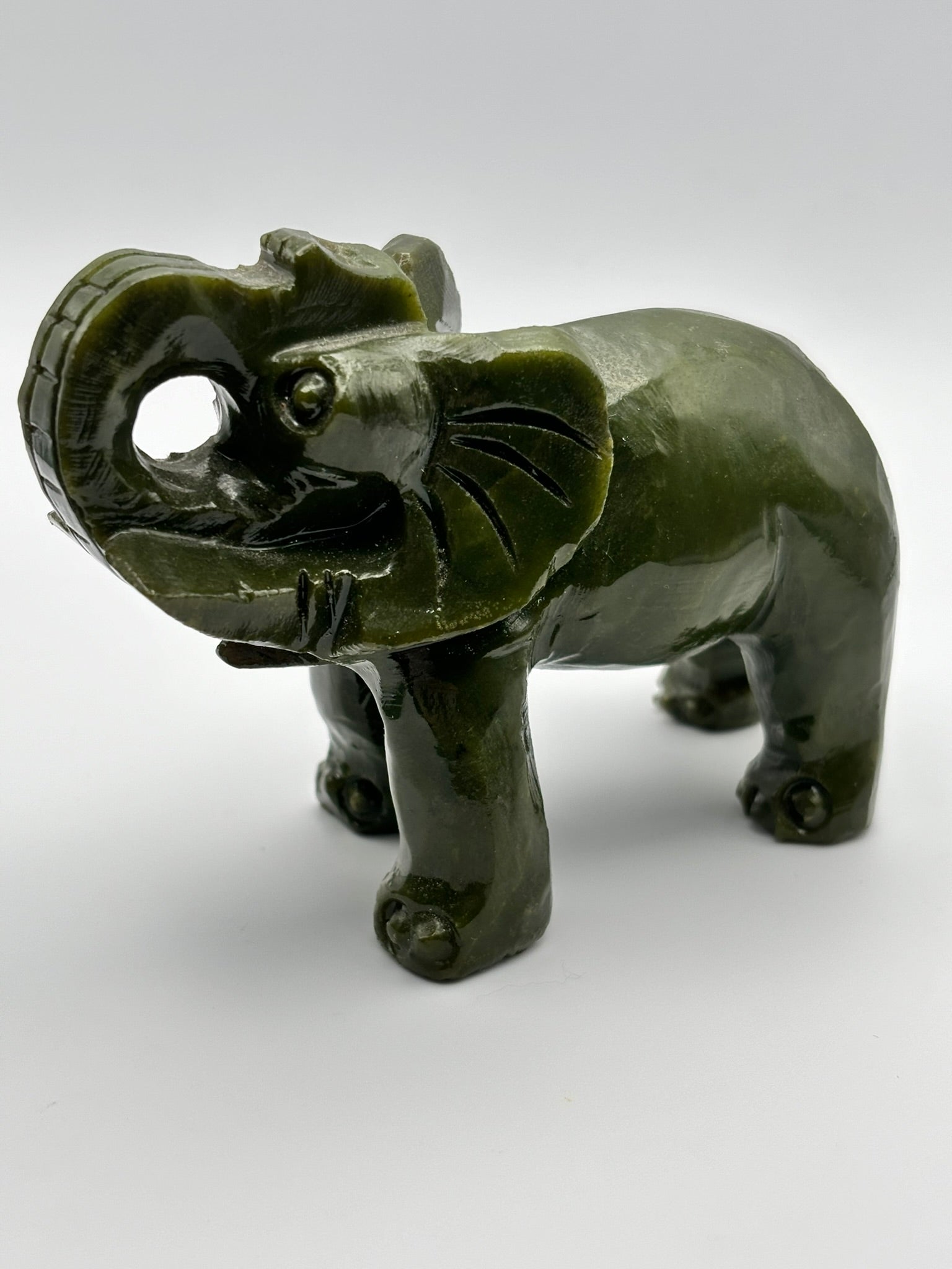 Elefante de Jade – Prosperidad, Protección y Buena Fortuna