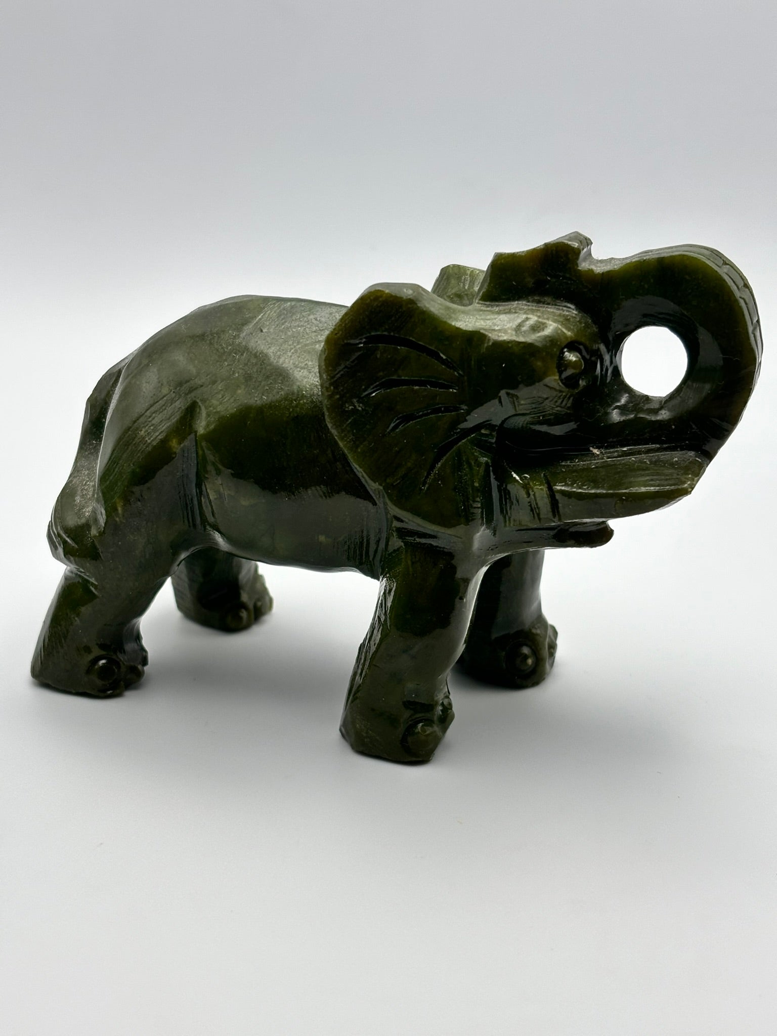 Elefante de Jade – Prosperidad, Protección y Buena Fortuna