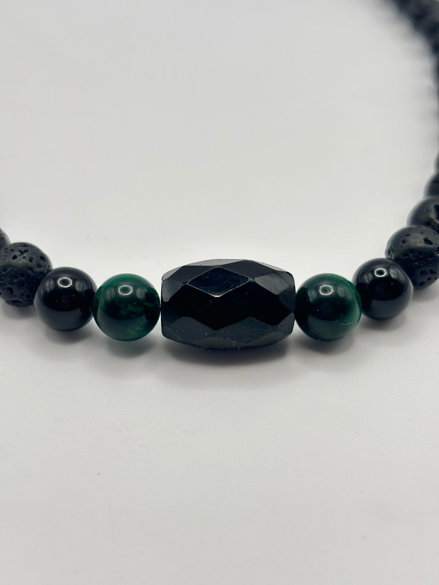 Collar de Ojo de Tigre verde & Ónix con Piedra Volcánica – Protección, Fuerza y Estilo Natural