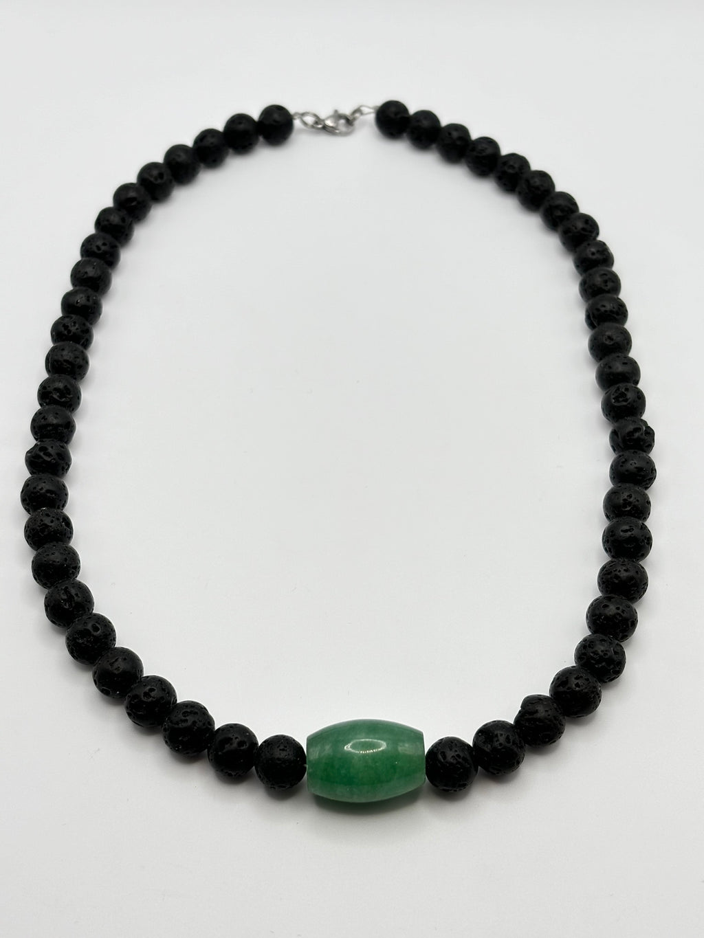Collar de Piedra Volcánica con Jade Central – Energía, Equilibrio y Estilo Natural