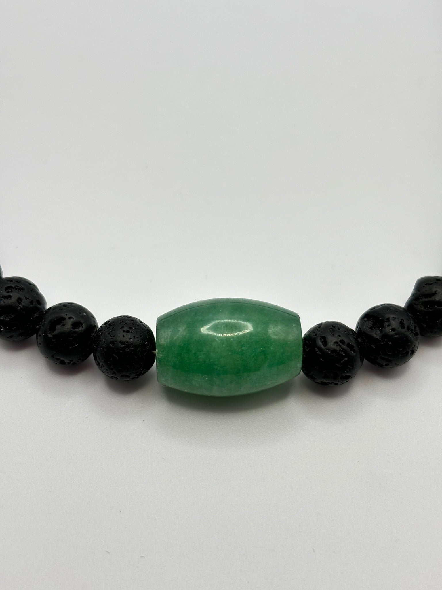 Collar de Piedra Volcánica con Jade Central – Energía, Equilibrio y Estilo Natural