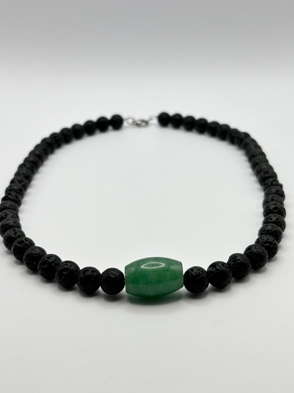 Collar de Piedra Volcánica con Jade Central – Energía, Equilibrio y Estilo Natural