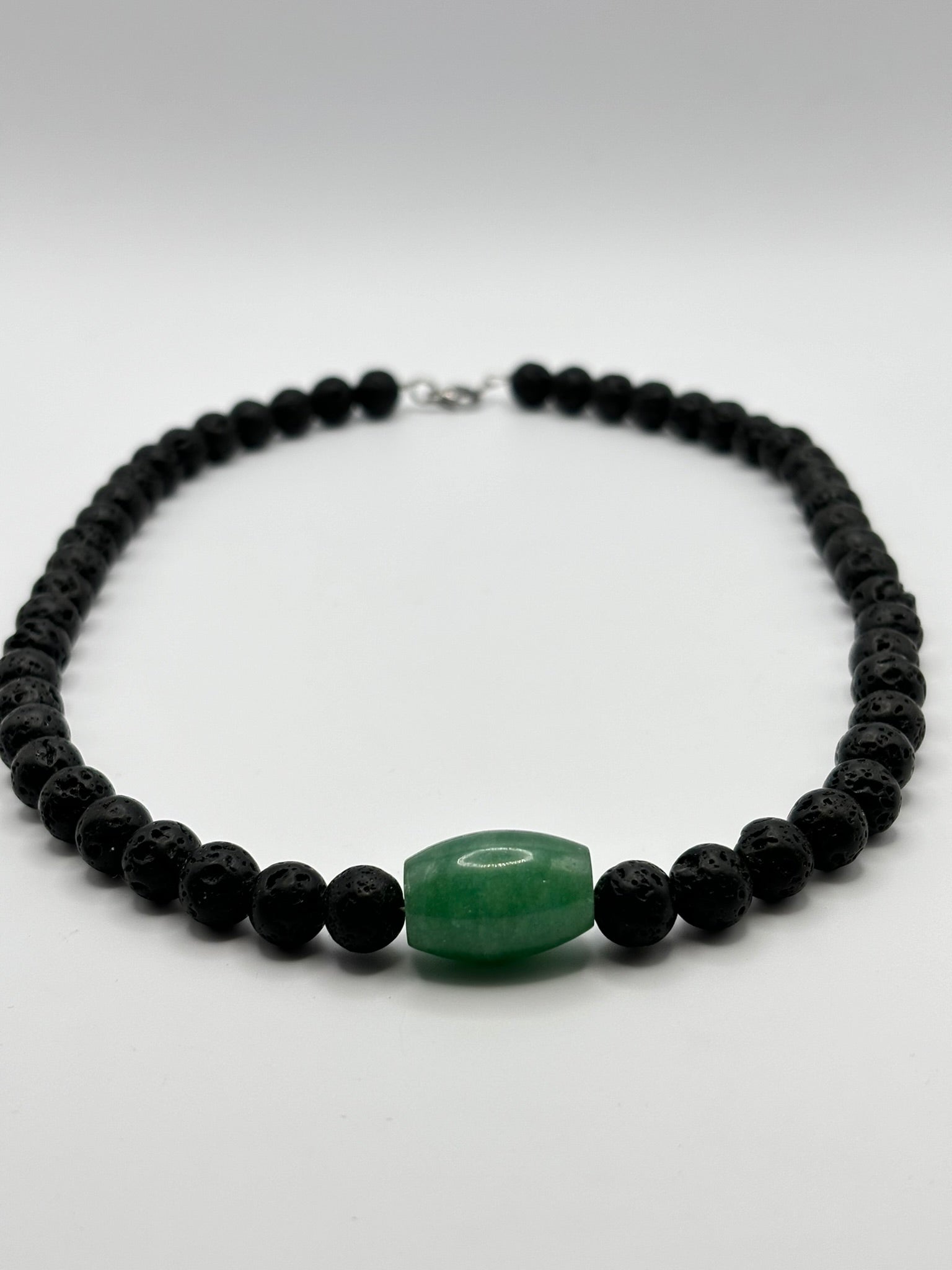 Collar de Piedra Volcánica con Jade Central – Energía, Equilibrio y Estilo Natural
