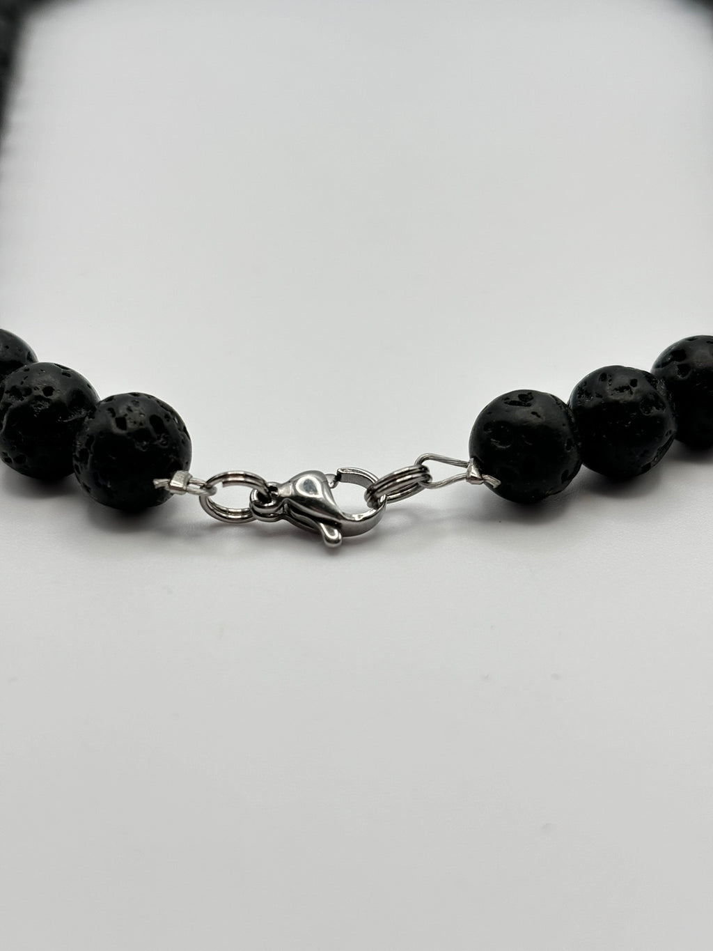 Collar Energético de Piedra Volcánica con Ágata Negra, Jaspe Rojo y Ónix – Fuerza, Protección y Estabilidad