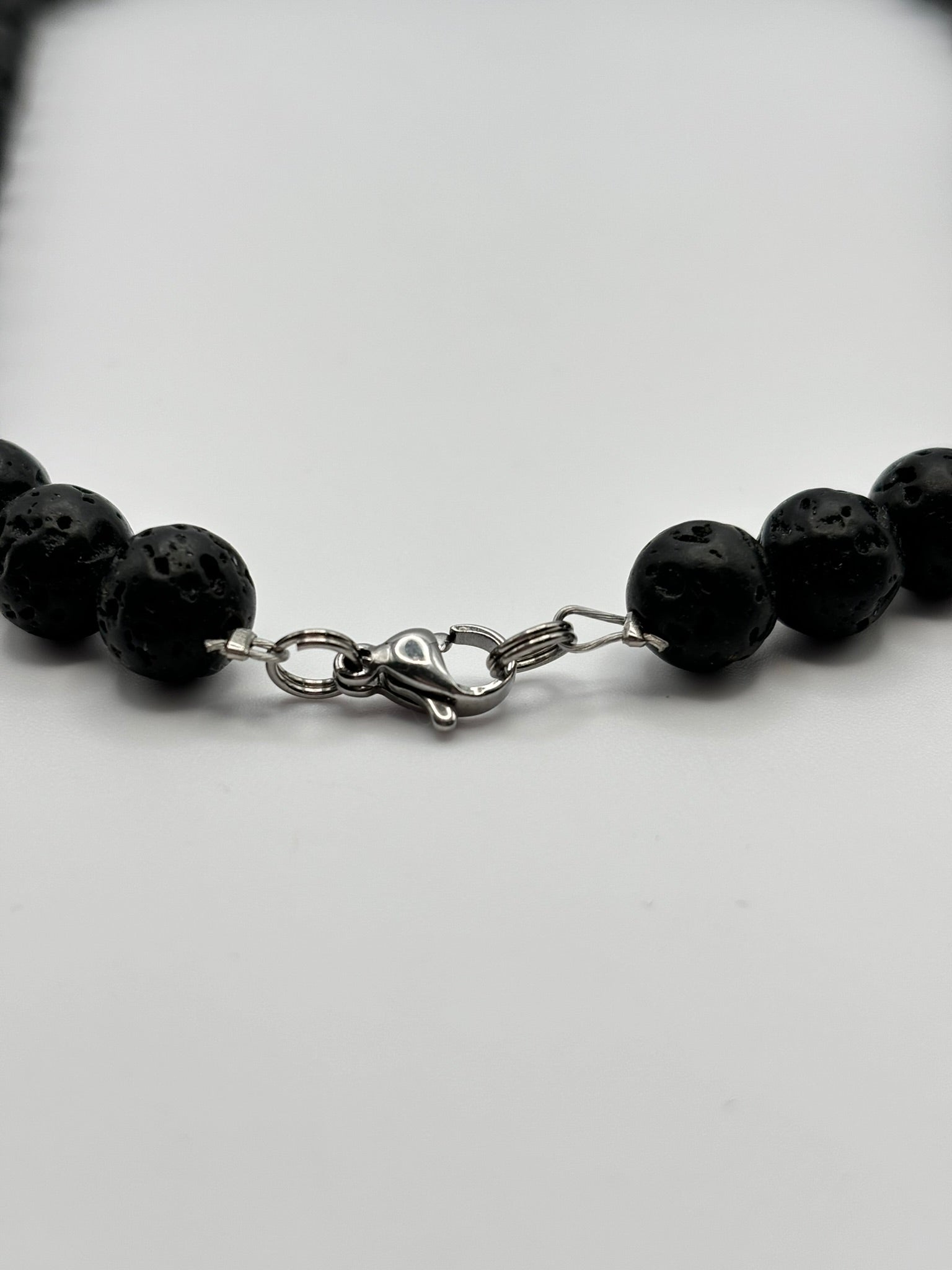 Collar de Piedra Volcánica con Ónix & Ojo de Tigre – Protección, Energía y Estilo